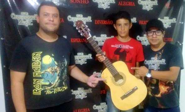 Tadeu da Comunidade Cerrado (na foto entre  Patrício e Douglas Alexandre), ganhador do  violão autografado pela dupla Marcos e Belutti