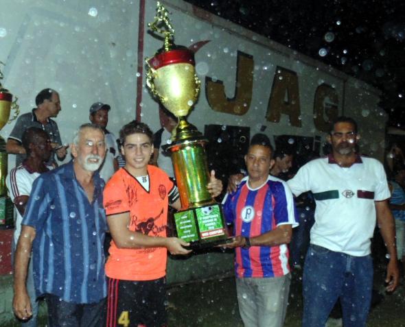 O capitão do Palestra, Gleissinho e o técnico Ivan recebem o troféu de vice campeão das mãos de Zinho e Cabeção