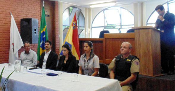 Da esquerda para a direita: Fernando Piau, prefeito de Perdões; Celso Ricardo, chefe do cartório eleitoral; Dra.Patrícia, juiza eleitoral; Dra.Glícia, presidente da OAB/Perdões e Cap.Gláucio, comandante da 112ªCia. PM -Perdões